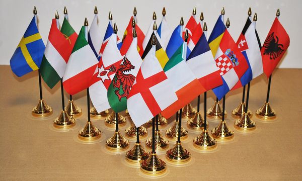 Spain Crest Table Flags